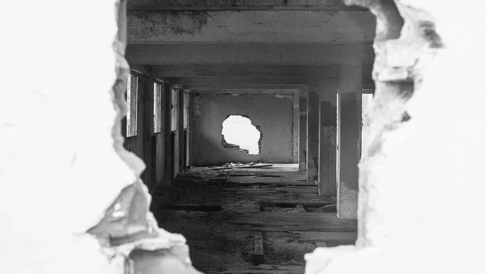 Megbontották a falat egy lopáshoz egy budapesti üzletben