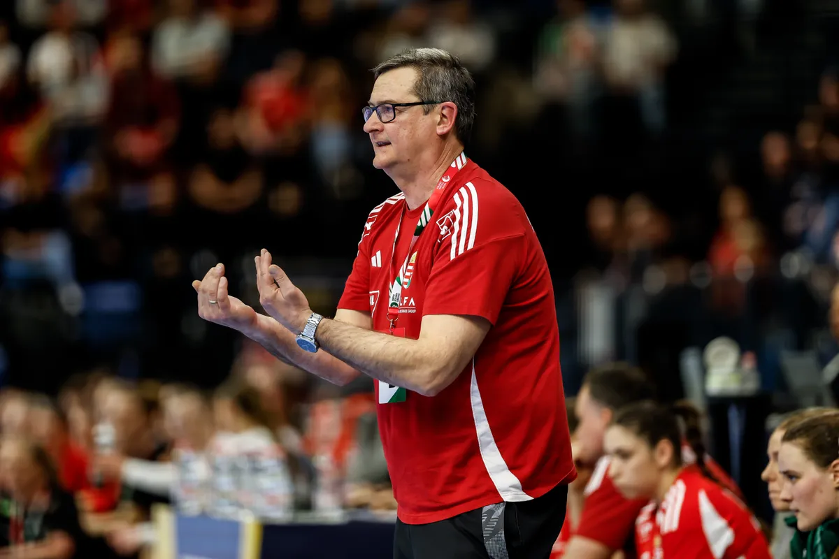 A magyar női kézilabda-válogatott szövetségi kapitánya, Golovin Vlagyimir