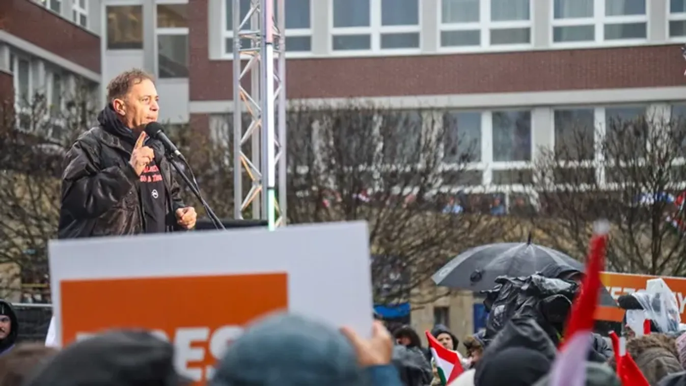 Pócs János: Két út áll előttünk, az úton pedig két ember áll