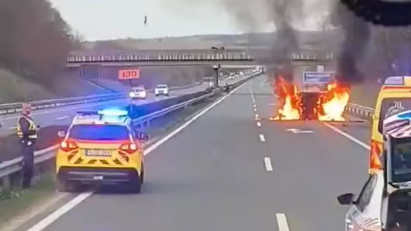 Felborult, majd porig égett egy autó az M7-esen