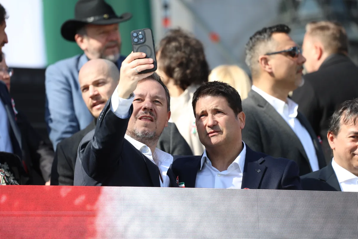 Hajdú Péter Nacsa Olivérrel fotózkodott a kiemelt szektorban.