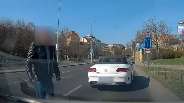 Elborult az agya: köpködve támadt egy női sofőrre a mercis