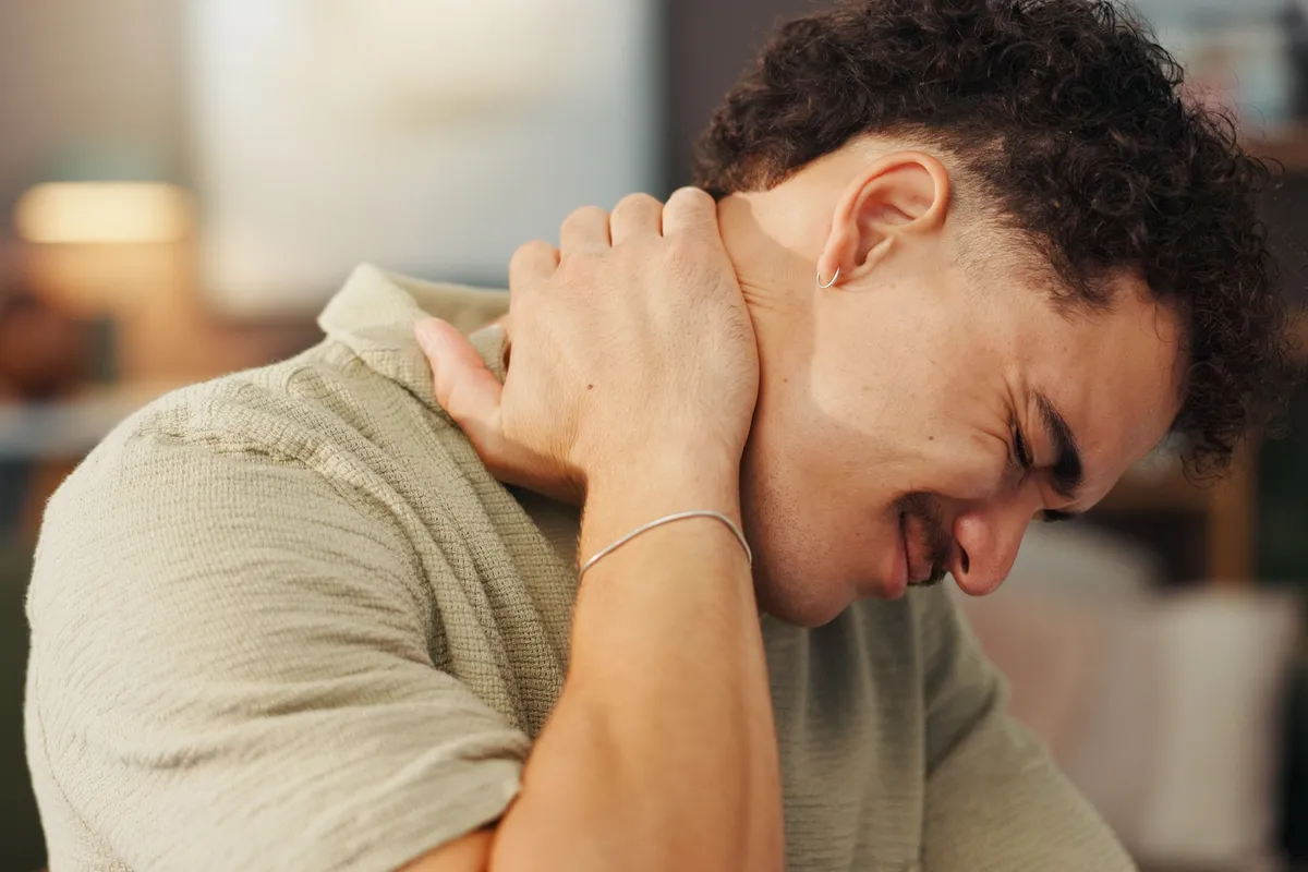 Nyaki izomgörcsöt kapott férfi a nyakát fájlalva