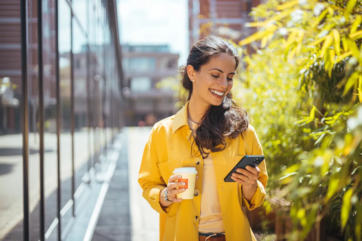 Sárga színeket viselő nő, ami az 50 felettieknek is nagyon jól áll.