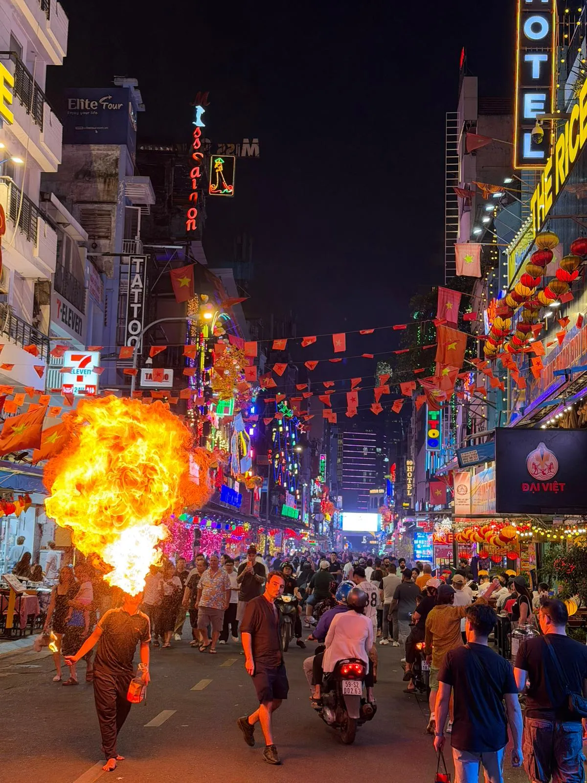 Ázsiai nagyváros, Ho Chi Minh esti utcaképe tűzfújóval.