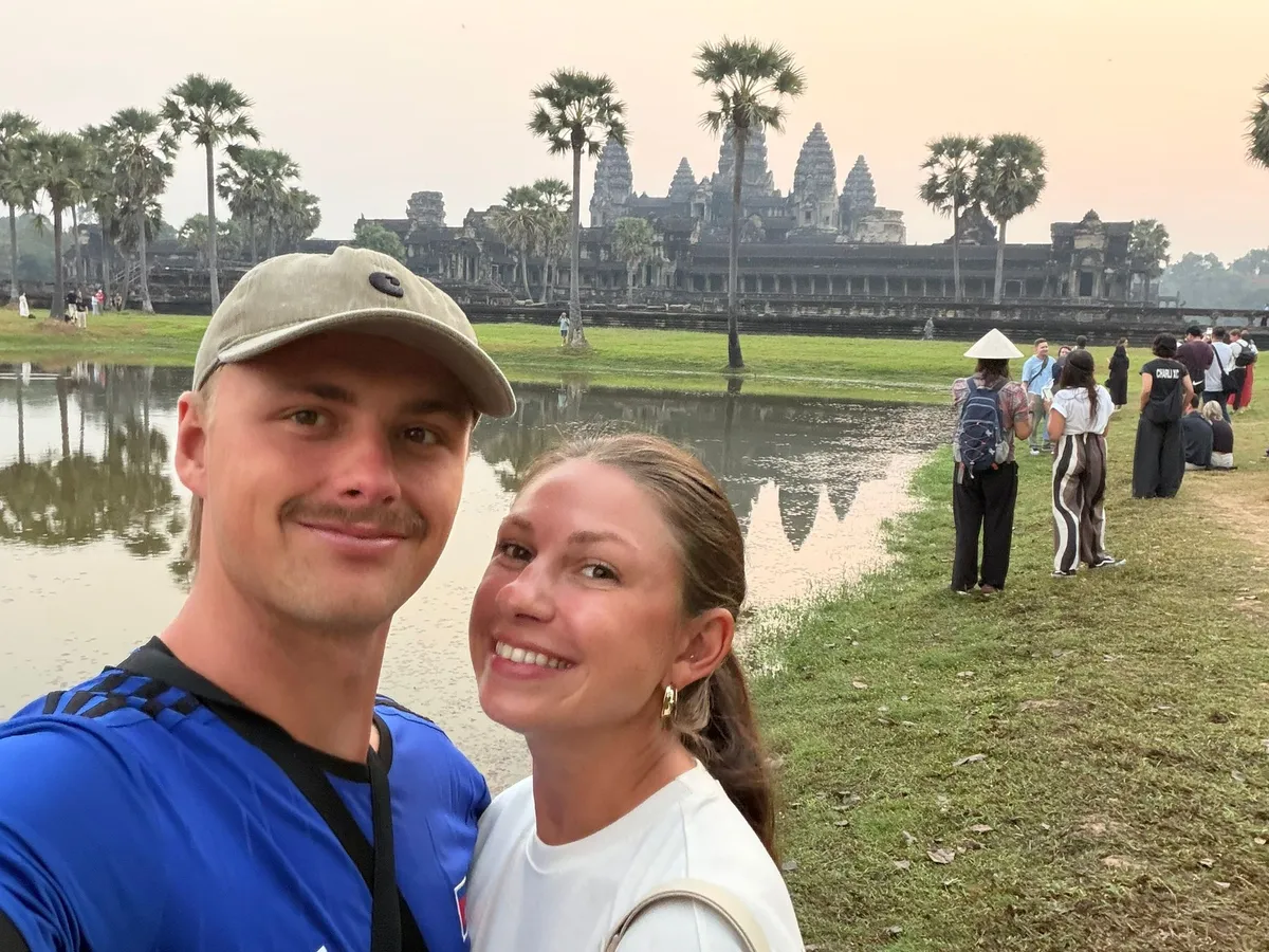 Ignácz Gergő és barátnője egy ázsiai utazás izgalmas állomásán, a kambodzsai Angkor Watban. 