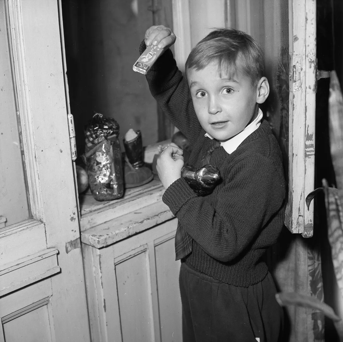 Retró kvízben szereplő kép egy Turbo rágót mutató kisfiúról