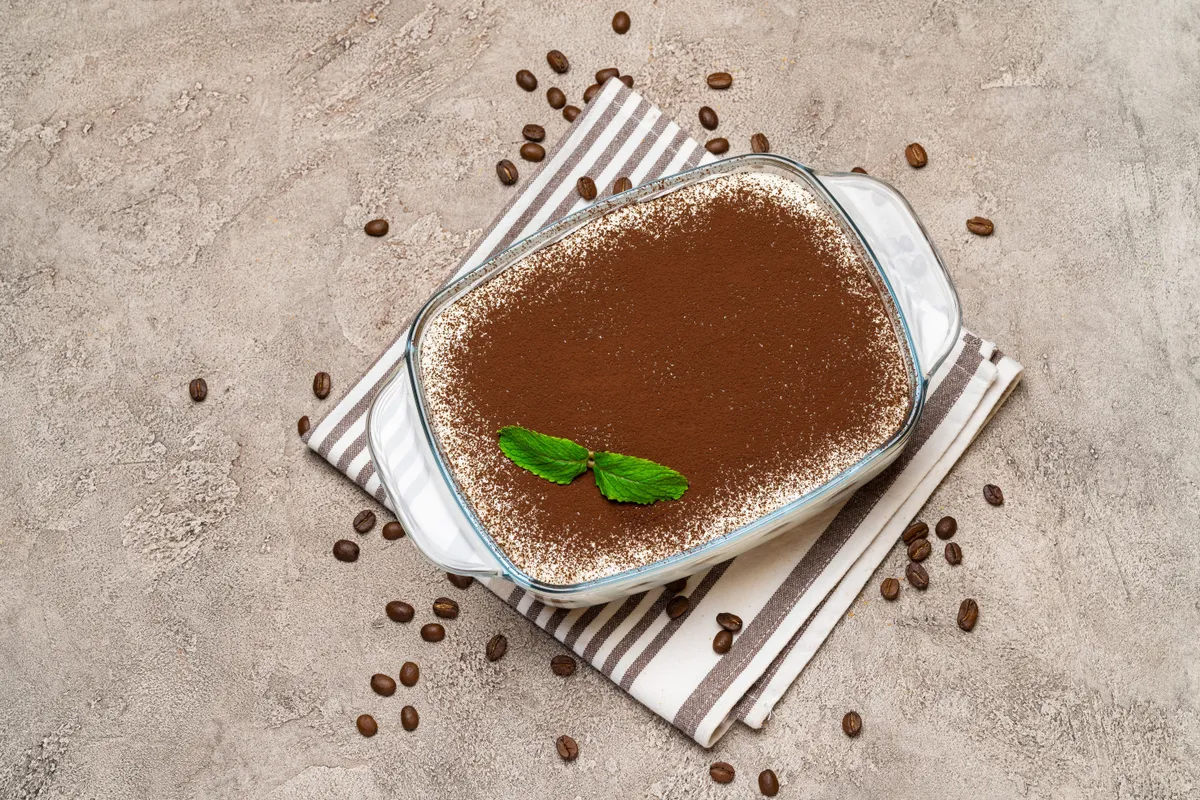 Vegán tiramisu recept egy jénaiban tálalva.