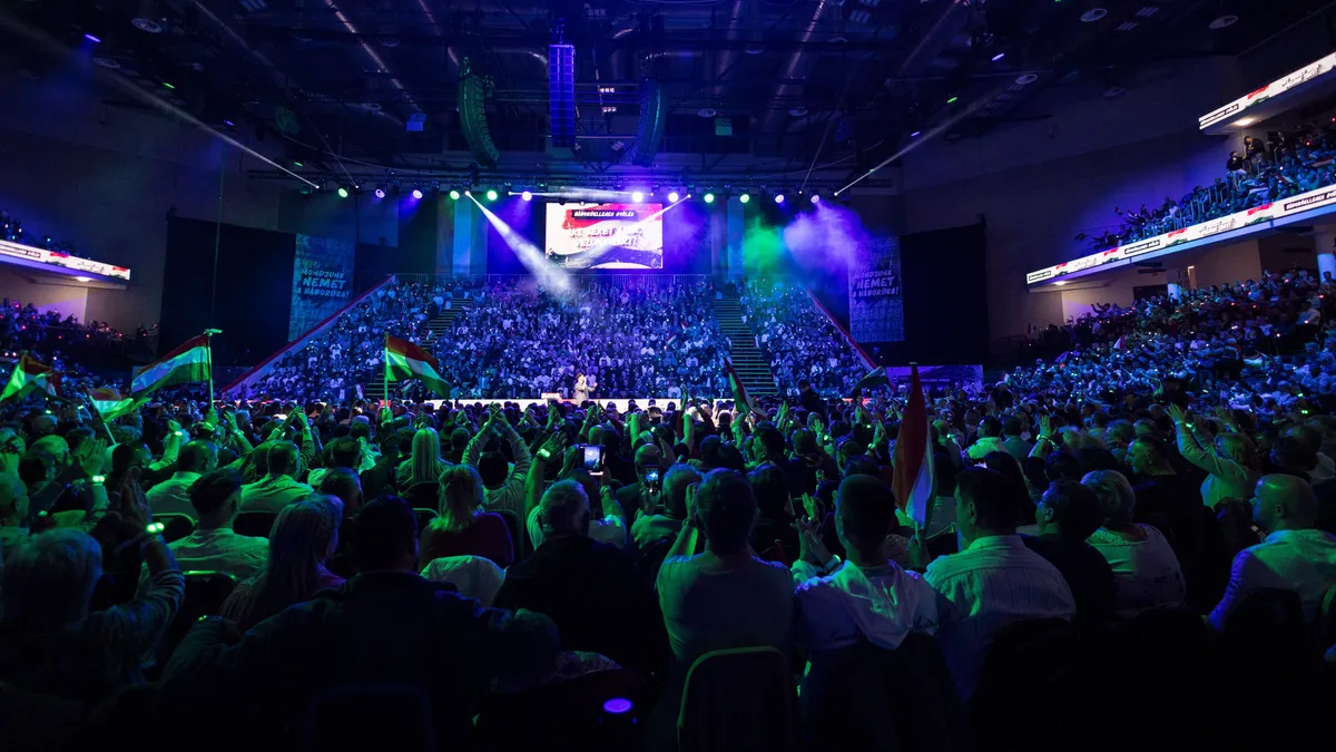 A debreceni Háborúellenes Gyűlésen közel tízezer szimpatizáns vett részt.