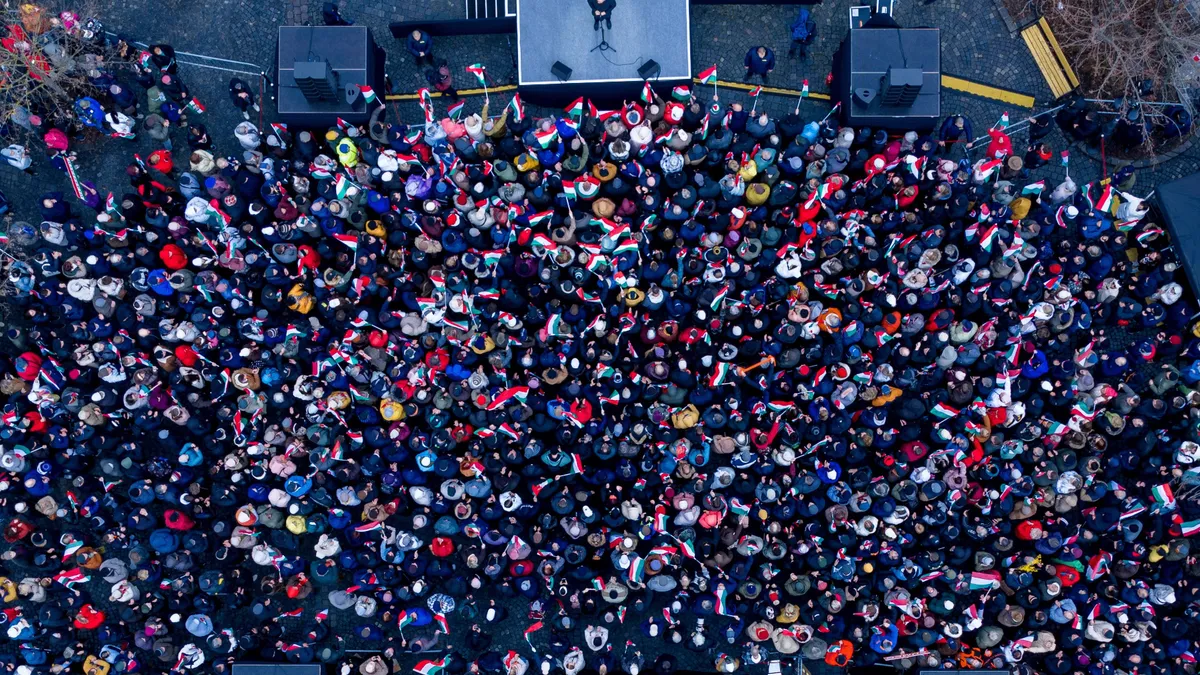 Fantasztikus felvétel: egy tűt sem lehet leejteni, akkora embertömeg gyűlt össze Orbán Viktor miatt Veszprémben