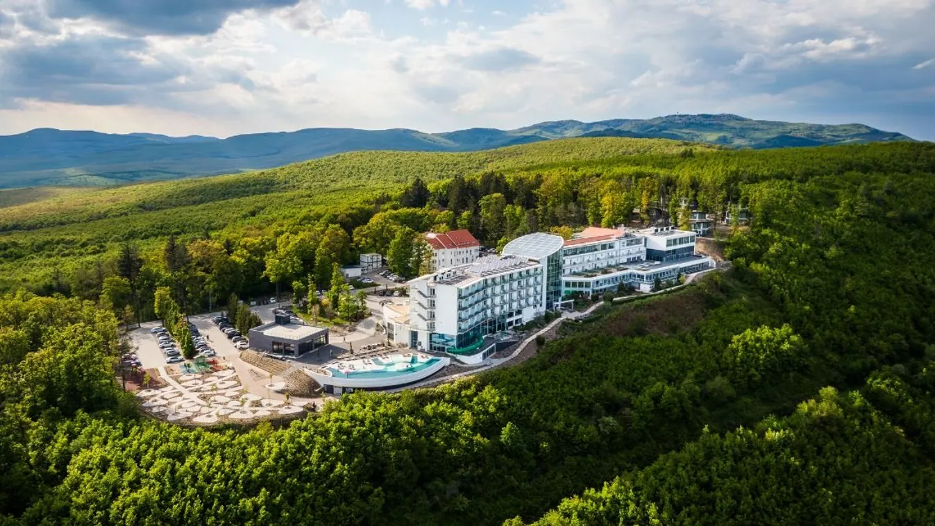 A Hotel Ózon mesés látképe, ami az Év Szállodája különdíjat nyerte.