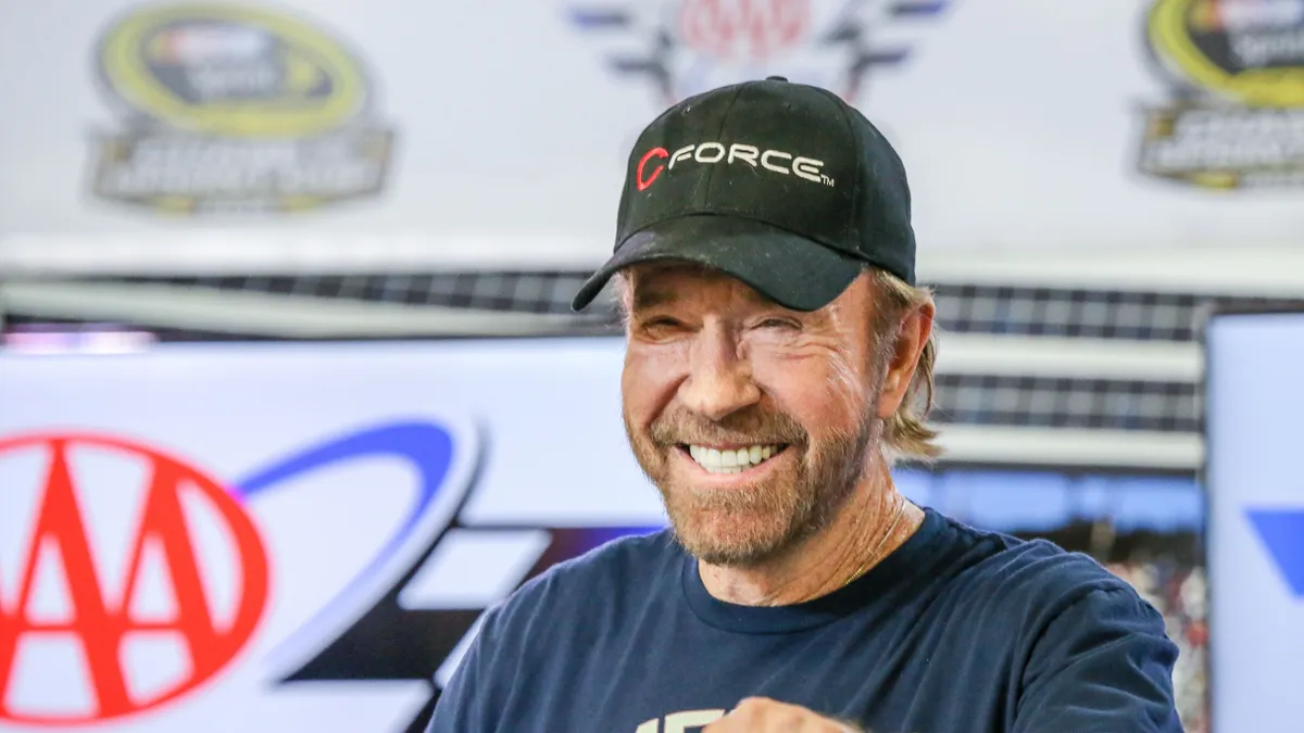 Közös fotókkal búcsúzik Chuck Norristól Jean-Claude Van Damme és Dolph Lundgren