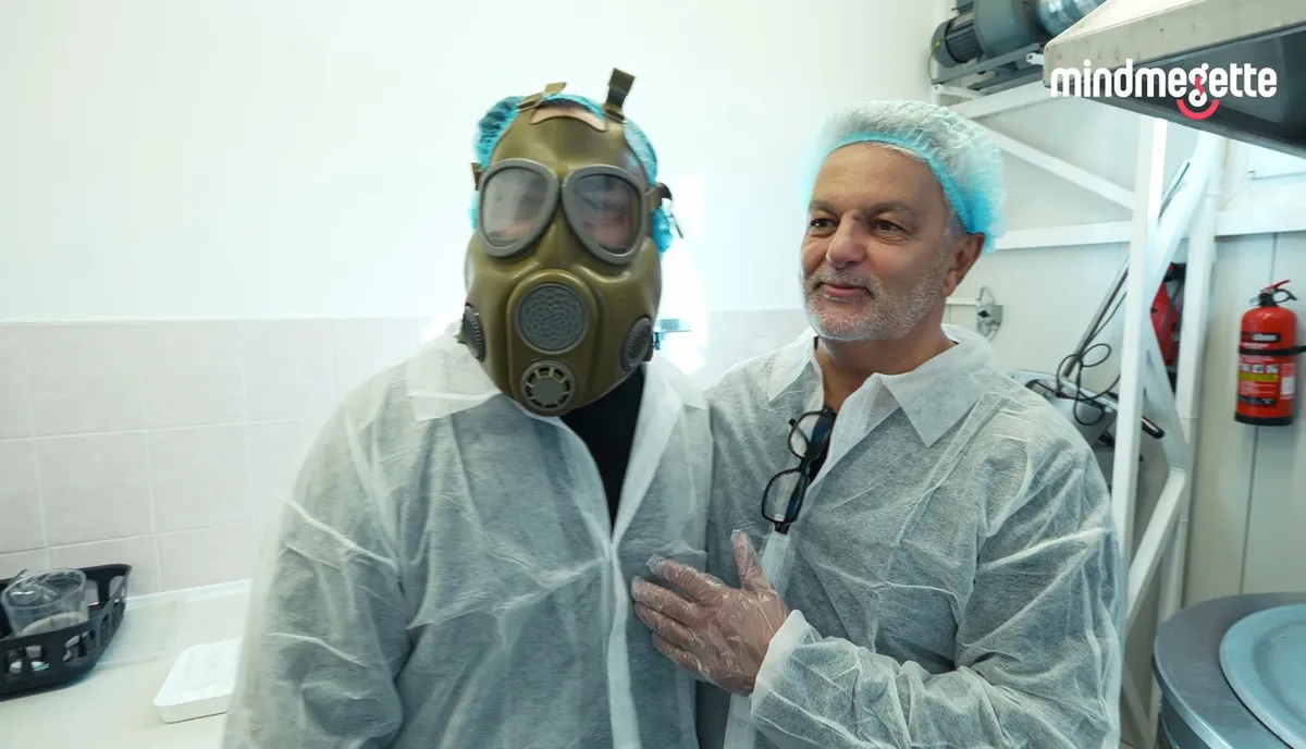 Gianni és Miki védőfelszerelést visel, mivel chiliszószt készítenek.