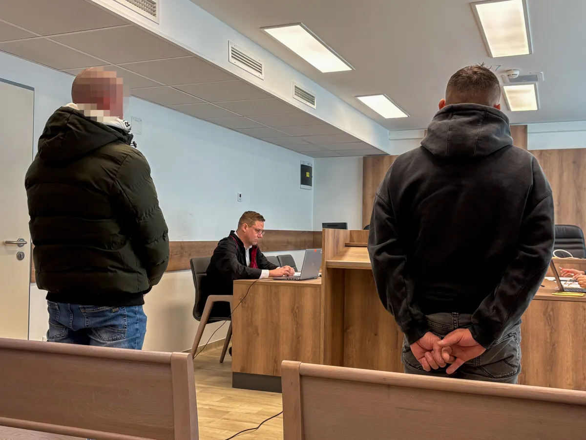 Bal oldalon láthat a fiatal leányt molesztáló T. József, mellette szintén a vádlottak padján az édesapa, Antal Imre 