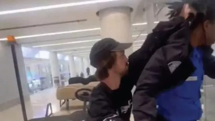 Repülőtéren támadt dolgozóra egy magából kikelt utas