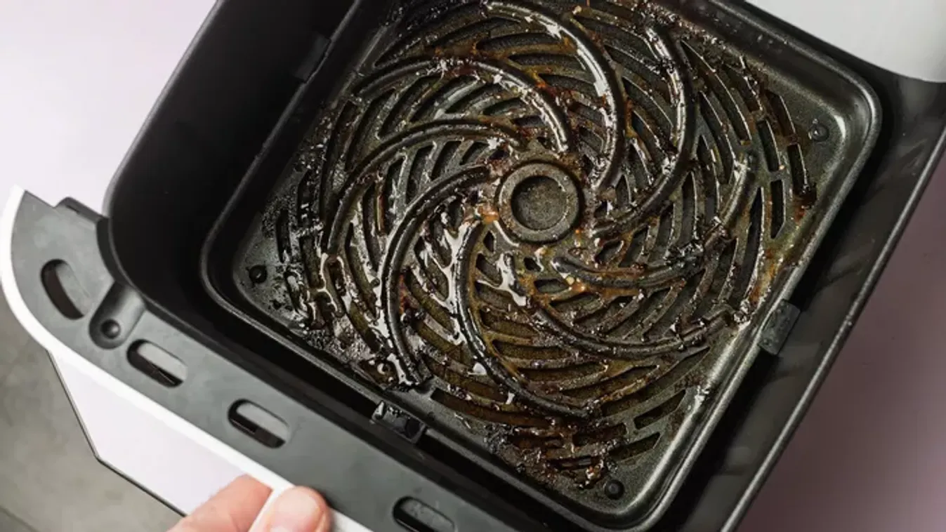 Bár korábban is tudtuk volna: ezzel a pofonegyszerű trükkel pillanatok alatt tiszta lesz az air fryer