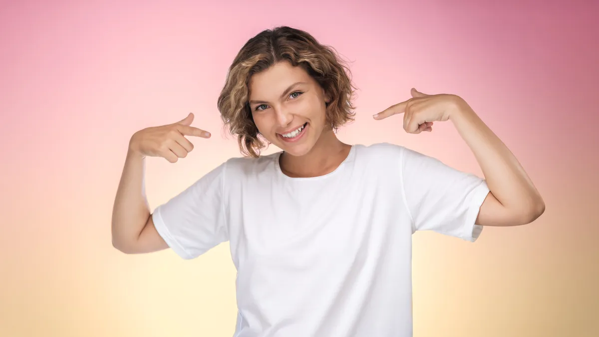 Fiatal nő magabiztosan mutat magára