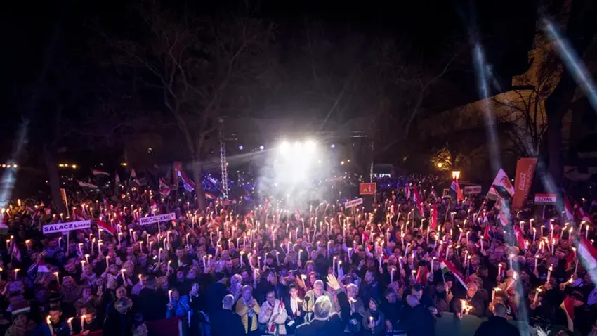 Ismét hatalmas tömeg gyűlt össze: Kecskemétre érkezett Orbán Viktor országjárása