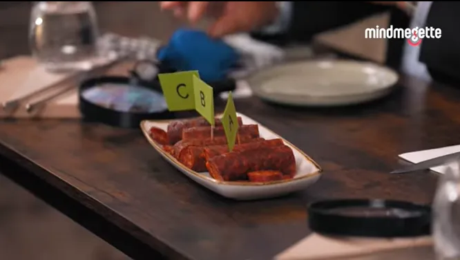 Kézműves kolbászok kóstolás előtt.