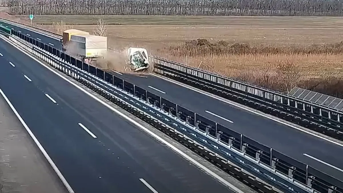 Centiken múlt a tragédia az M4-esen: fékezés nélkül tarolt le egy kisteherautót a kamion