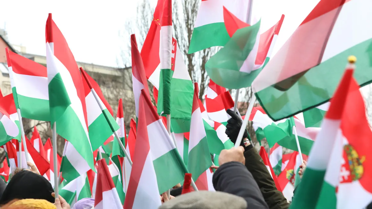 Zászlók borították be az Óváros teret: lenyűgöző fotók a veszprémi országjárásról!