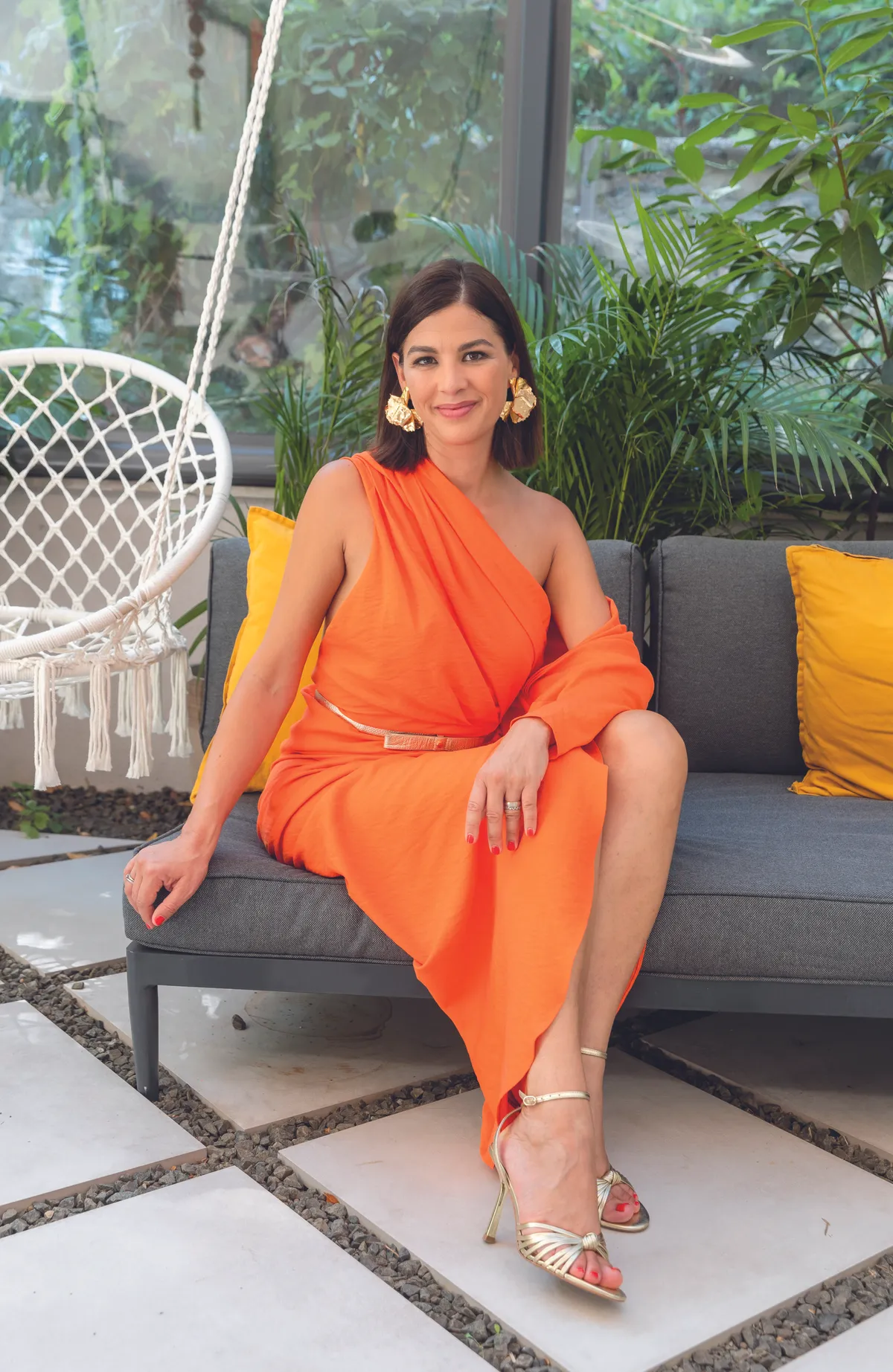 Ördög Nóra egy kanapén ül