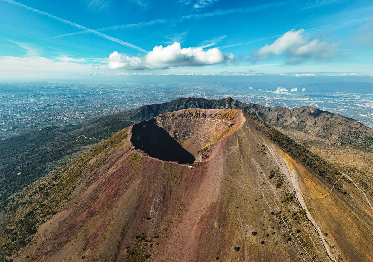 A Vezúv krátere a magasból.