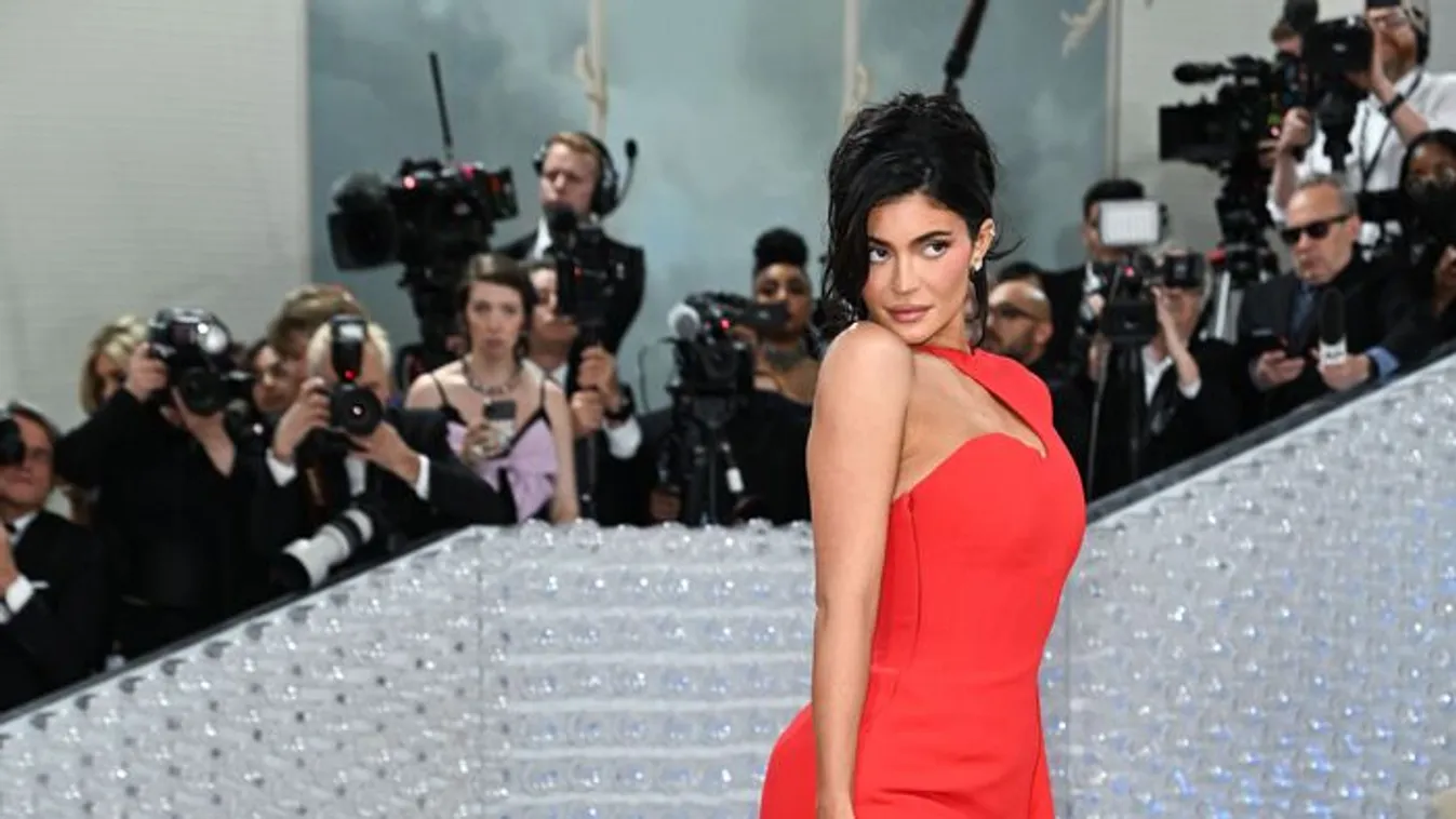 Tűzforró felvételek: Kylie Jenner csipkés bikinije nem sokat bíz a képzeletre!