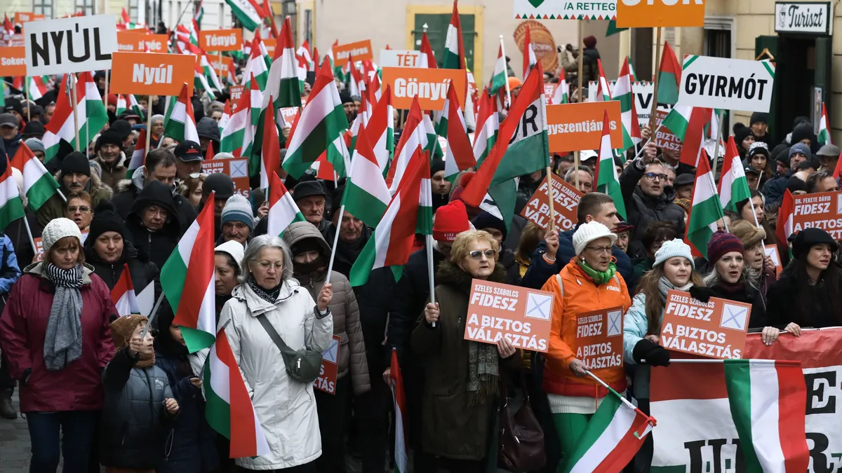 Hiába az eső és a hideg: rendíthetetlenül várják Orbán Viktort Győrben – videó