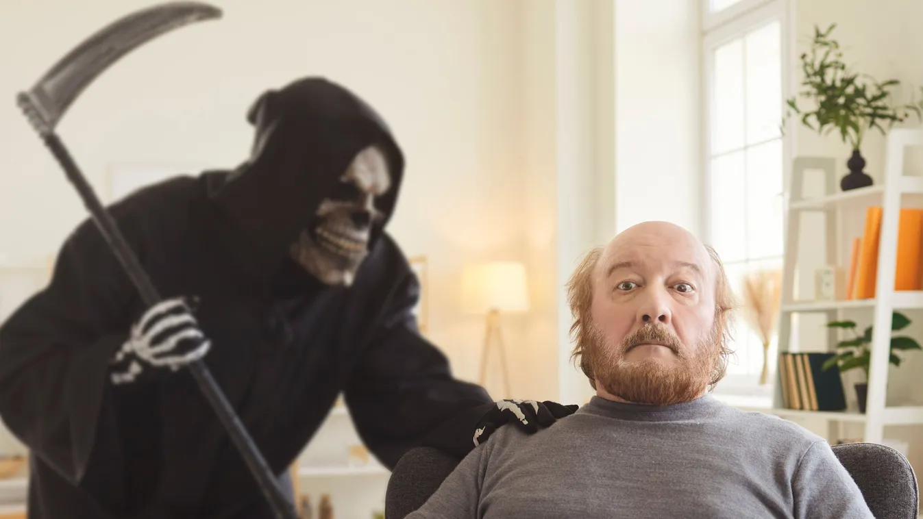 Furcsa halálesetek, a kaszás áll egy ijedt férfi mellett. 
