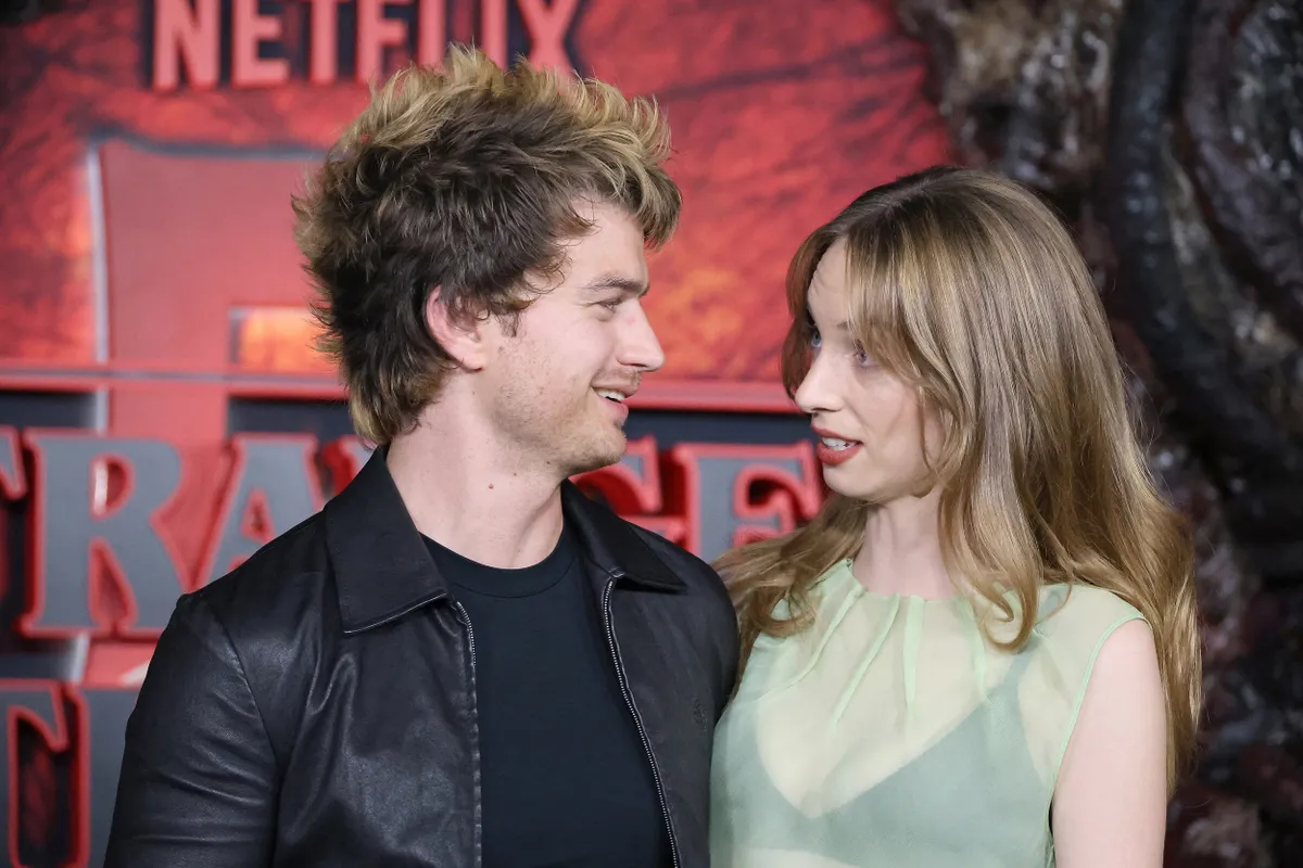 Joe Keery és Maya Hawke a Stranger Things 5. évadának premierjén.