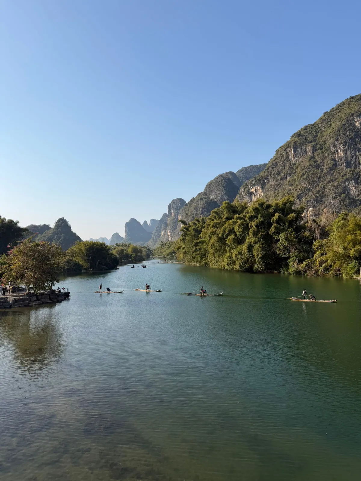 A kínai Yulong-folyón tutajozó turisták.