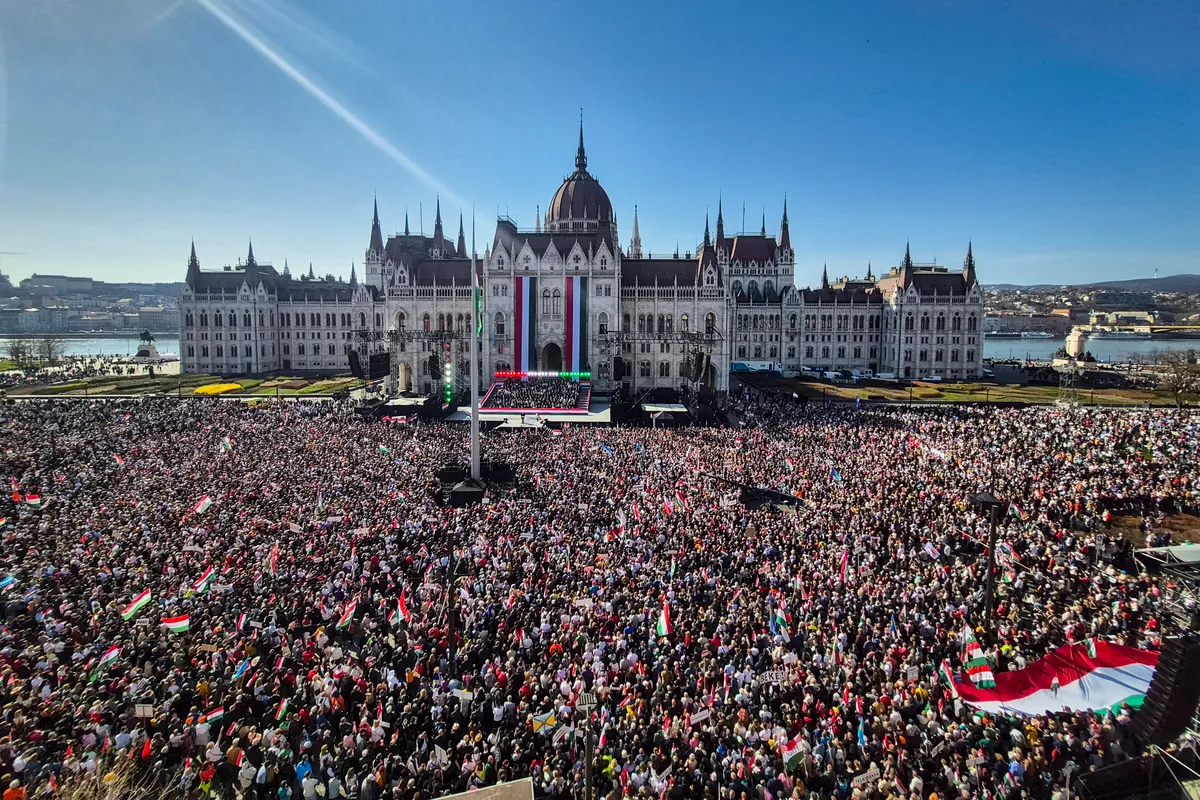 Elképessztő tömeg jelent meg a Kossuth téren.