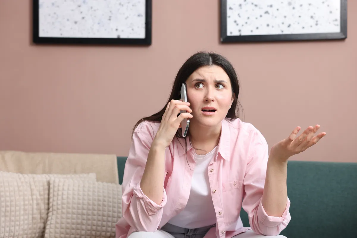 Telefonon vitatkozó nő egy kanapén, aki nincs tisztában azzal, mekkora valójában a kimondott szó ereje