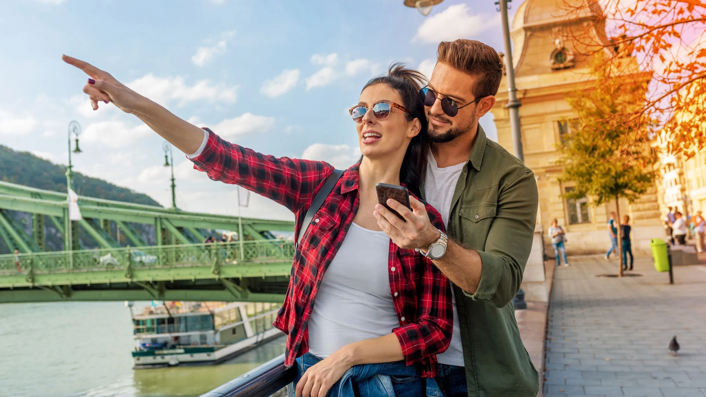 Kvízben szereplő kép egy fiatal párról a budapesti Szabadság-hídnál