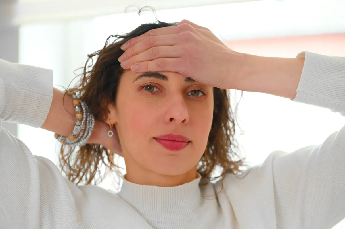 Érzelmi stresszoldó kineziológiai gyakorlat, homlok-tarkó tartás