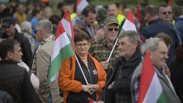 Országjárás: még el se kezdődött, máris óriási tömeg várja Orbán Viktort Hódmezővásárhelyen - Már ezt megirigyelné Magyar Péter