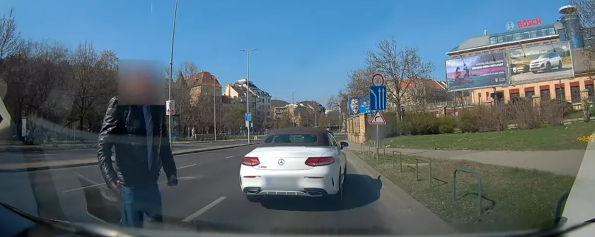 Köpködve támadott a nőre egy mercis