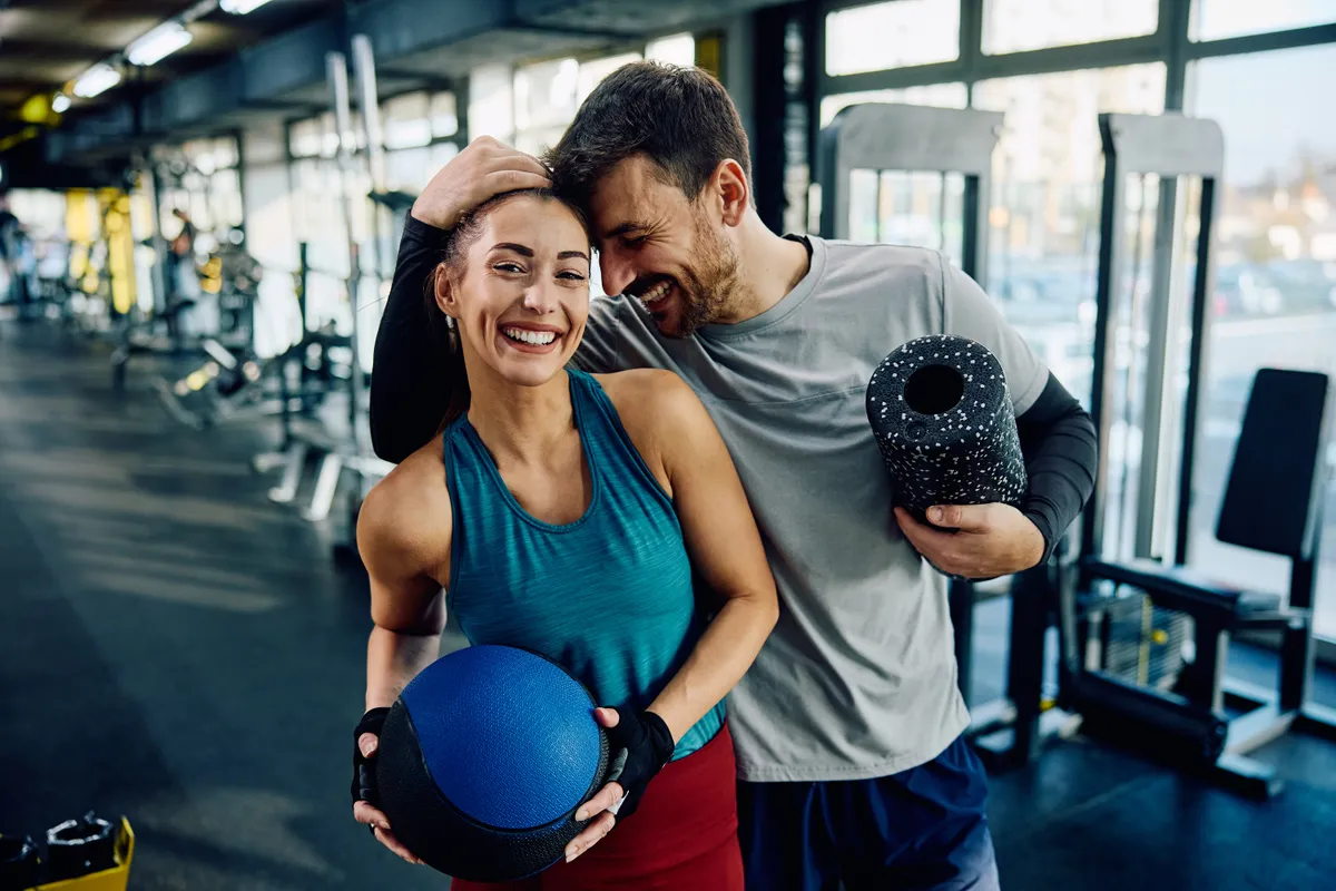 Természetes teljesítményfokozókkal edző nő és férfi