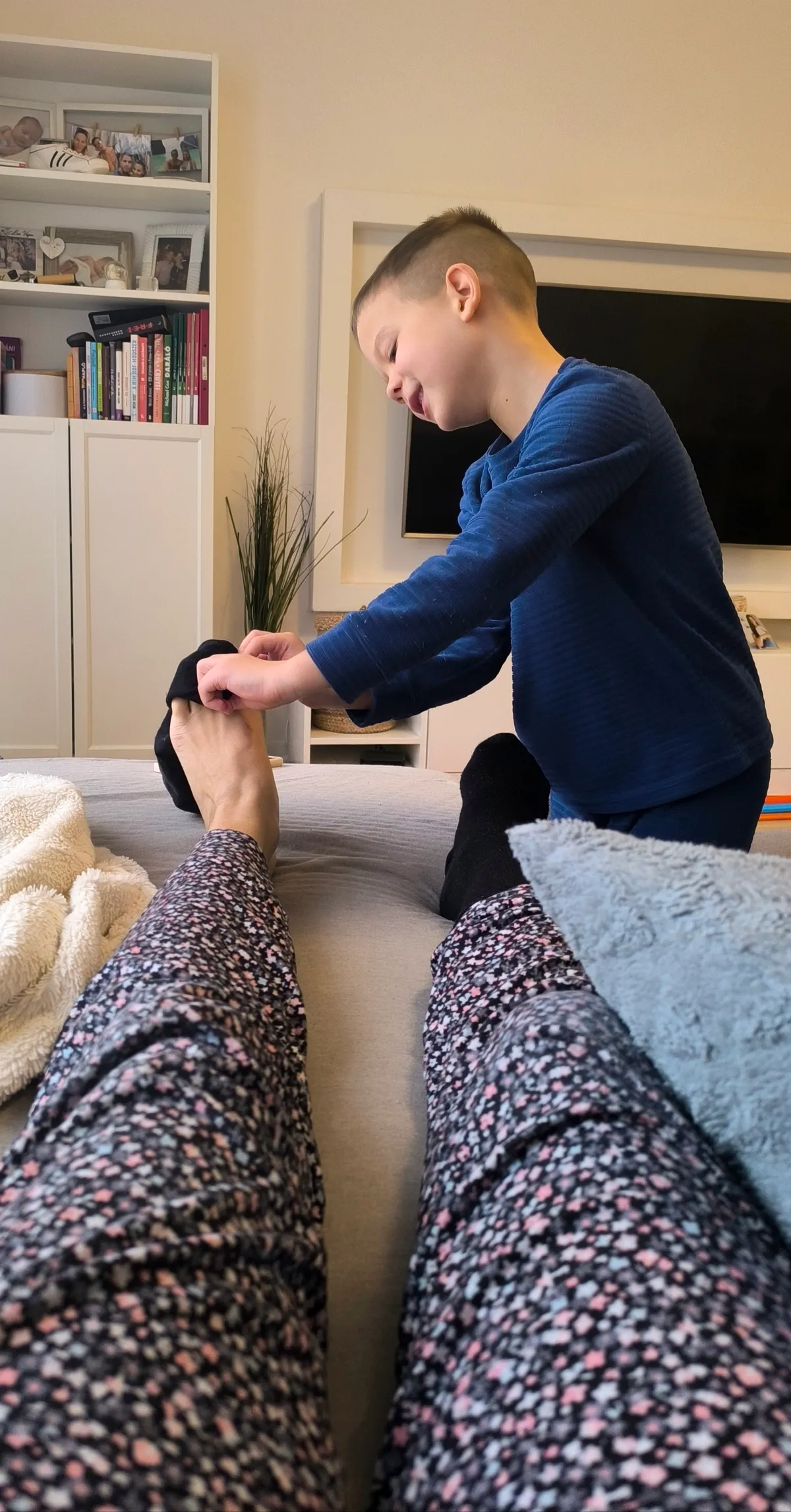 Vivi 6 éves kisfia, Ábel éppen öltözteti édesanyját