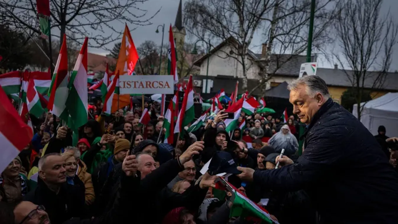 Pécelen mindenkit Orbán Viktor érdekel, megtelt a tér - Galéria