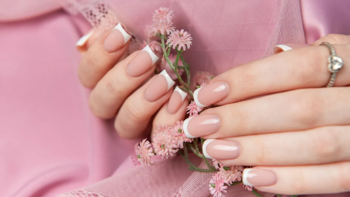 Francia köröm, amit egy elegáns nő visel.