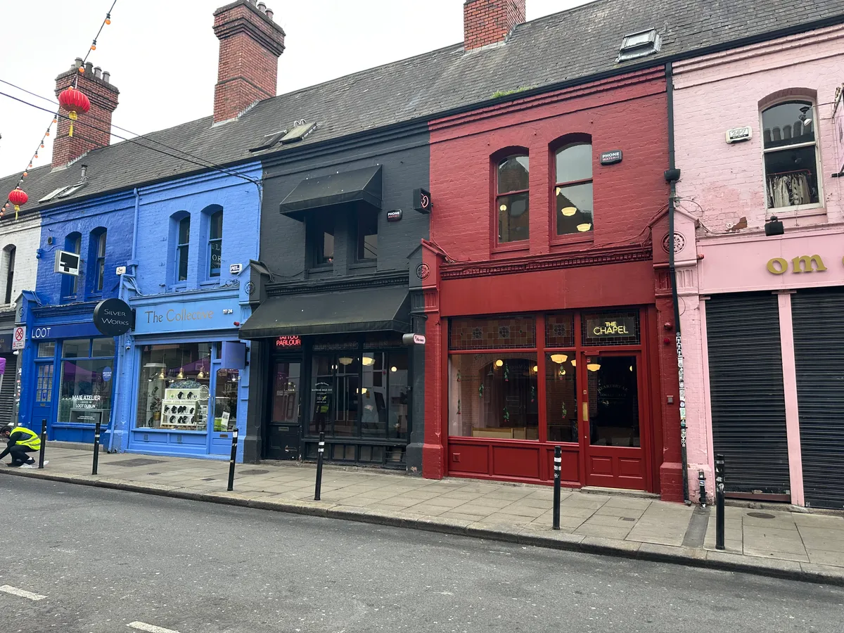 Dublin látnivalói közé tartoznak a színes házak is. 