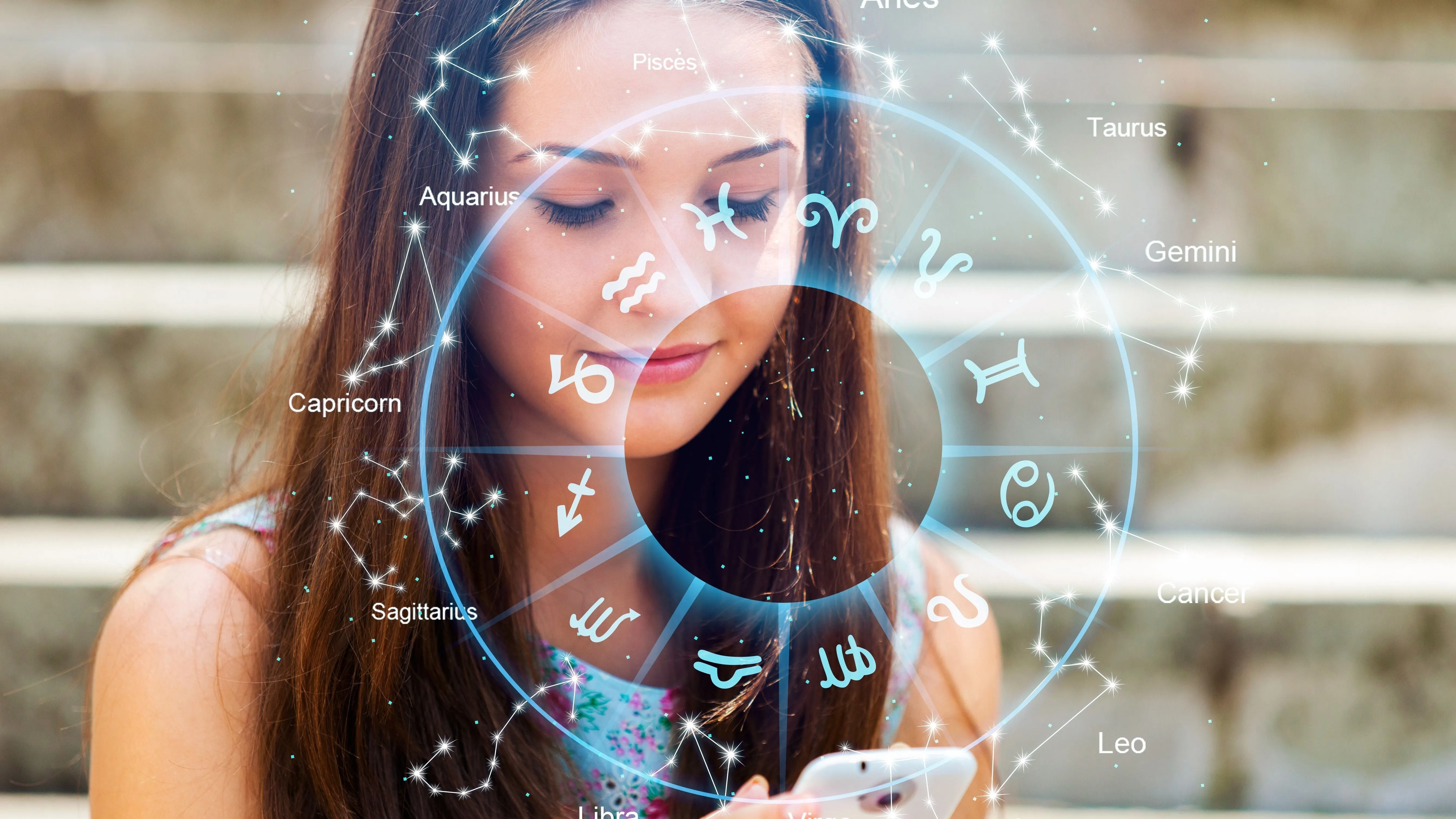 Horoszkópban szereplő zodiákus kör és egy telefonozó fiatal lány.