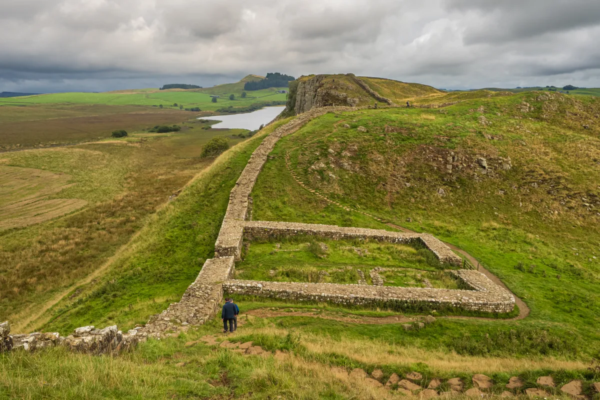 Hadrianus fala és egy katonai tábor maradványai Angliában.