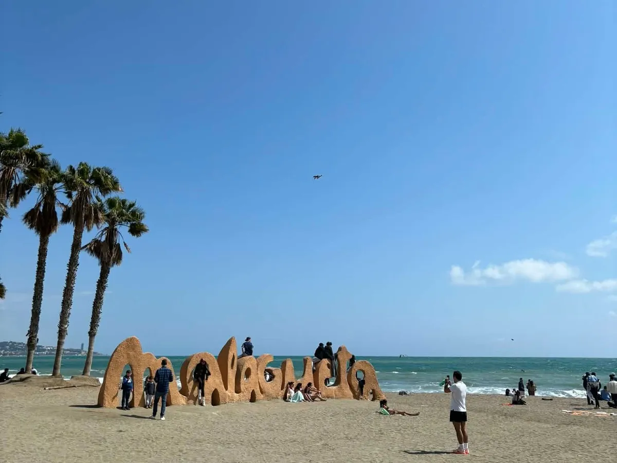 Málaga tengerpartja tele van emberekkel.