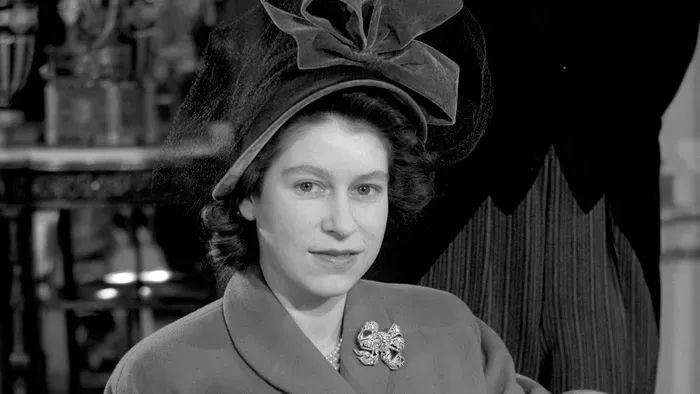 Előkerült II. Erzsébet királynő 100 évvel ezelőtti ruhája