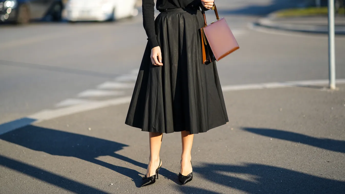 Magasító stílustrükköt alkalmazó csinos nő.