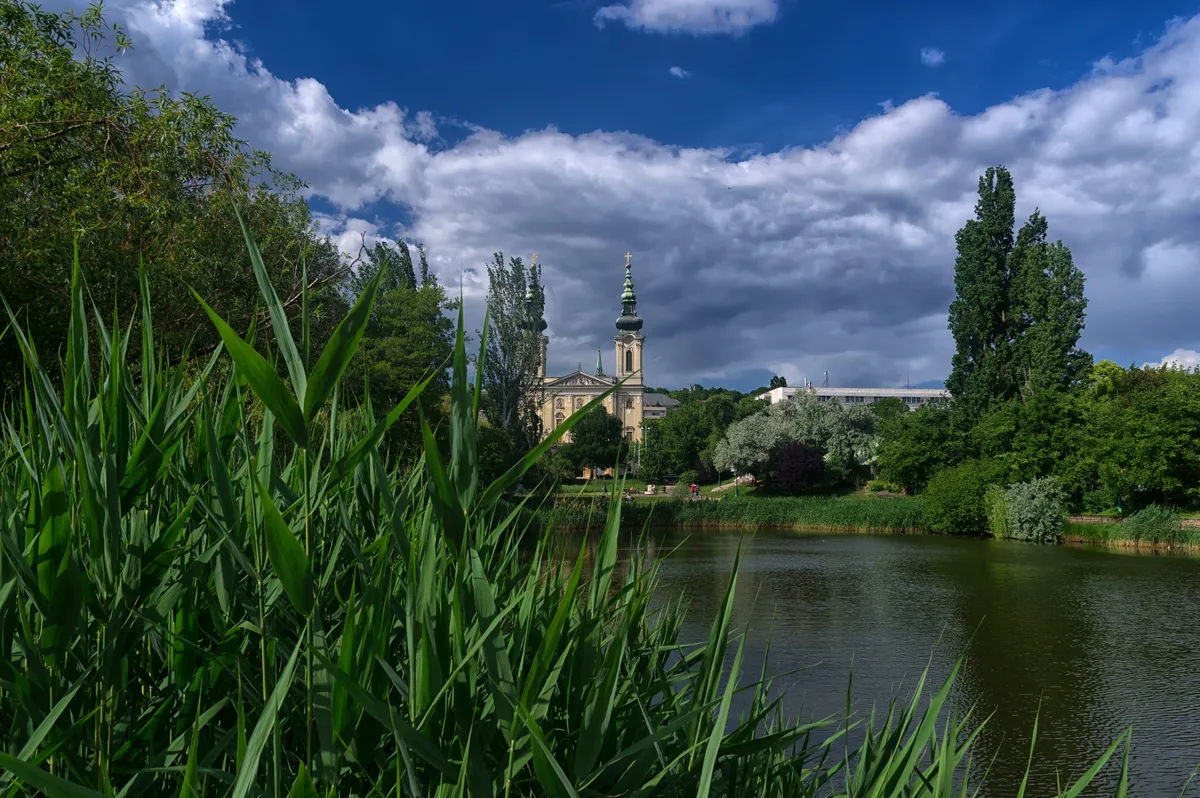 A Feneketlen-tó, háttérben a Szent Imre-templommal.
