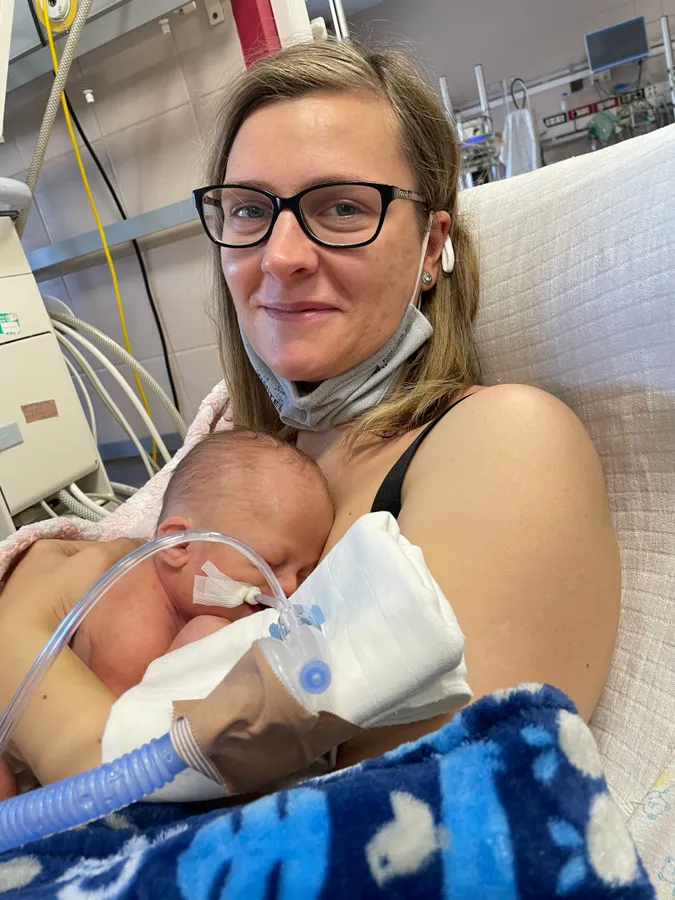 Édesanyja négy éve éjjel- nappal vele van